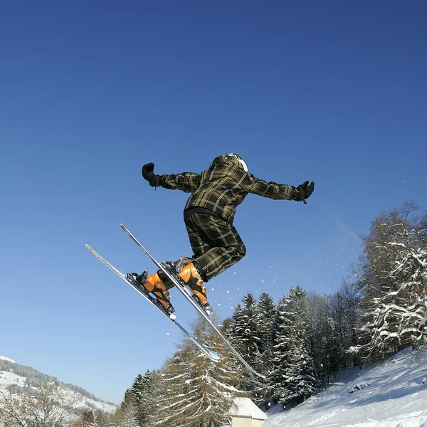 跳跃滑雪者 — 图库照片