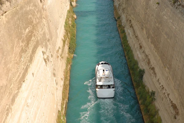 Schifffahrt durch den Kanal von Korinth — Stockfoto