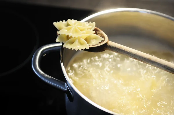 Cocinar pasta — Foto de Stock