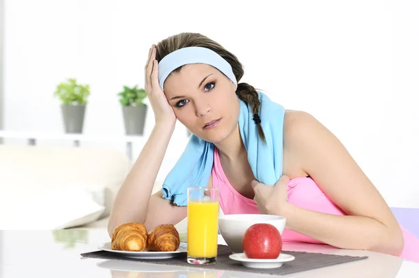 Sportiga kvinnan äter frukost — Stockfoto