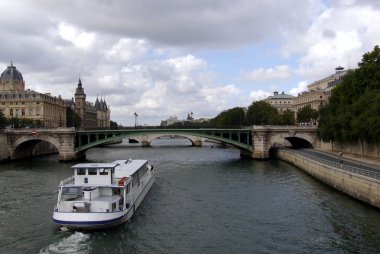 seine Nehri üzerinde tekne