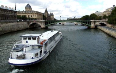 seine Nehri üzerinde tekne