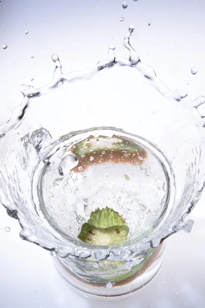 水でフルーツ ドロップ — ストック写真