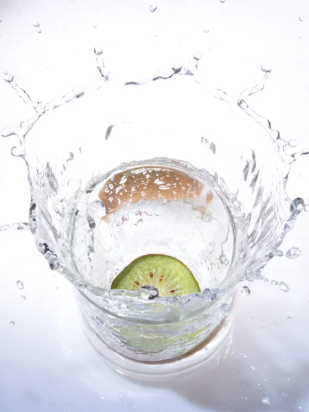 Una gota de fruta en el agua —  Fotos de Stock