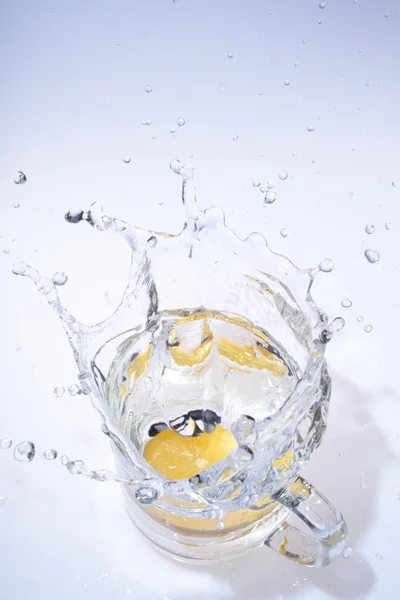 Uma gota de fruta na água — Fotografia de Stock
