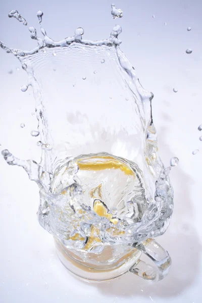 Uma gota de fruta na água — Fotografia de Stock