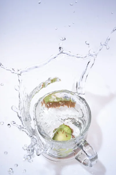 Een daling van de vrucht in water — Stockfoto