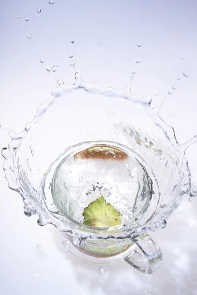 Een daling van de vrucht in water — Stockfoto