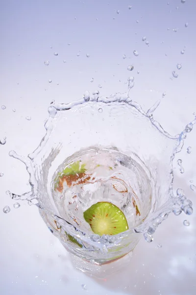 Frukt droppe i vatten — Stockfoto