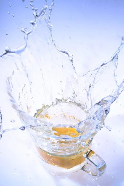 Daling van de vrucht in water — Stockfoto