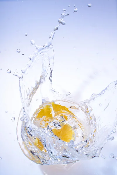 Goccia di frutta in acqua — Foto Stock