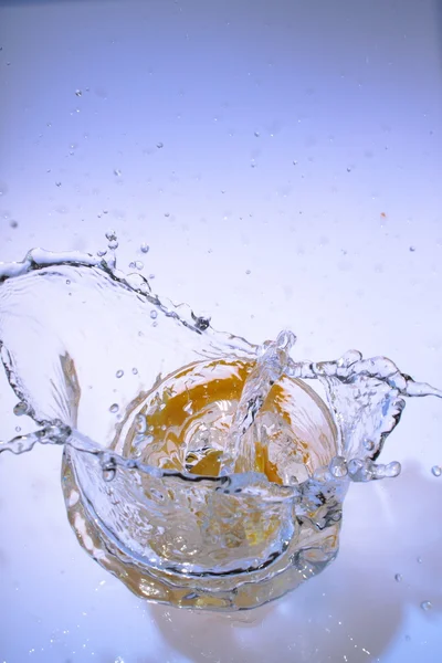 Капля фруктов в воде — стоковое фото