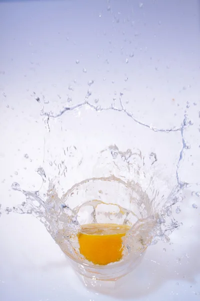 Queda de fruta na água — Fotografia de Stock