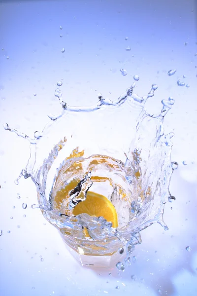 Fruchttropfen im Wasser — Stockfoto