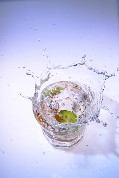 Queda de fruta na água — Fotografia de Stock
