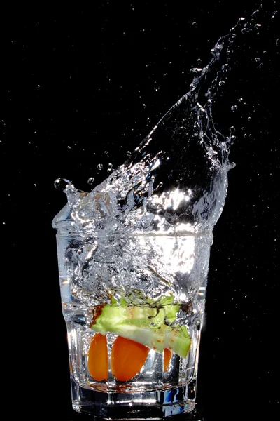 Upuść owoców w wodzie — Zdjęcie stockowe