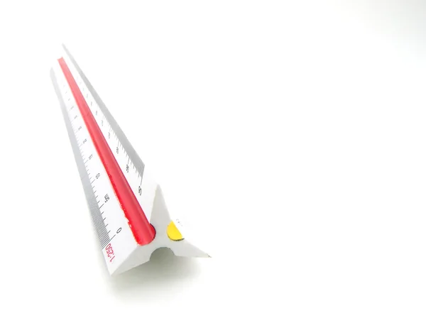 Una scala e divisori su sfondo bianco . — Foto Stock
