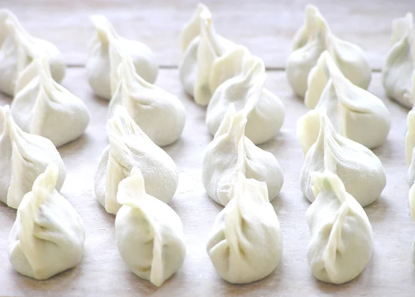 En hel del dumplings stå i en kö. — Stockfoto