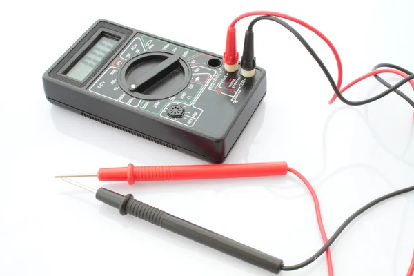 Use o multímetro para medir uma bateria . — Fotografia de Stock