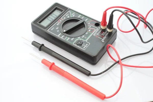 Gebruik de multimeter te meterage een batterij. — Stockfoto