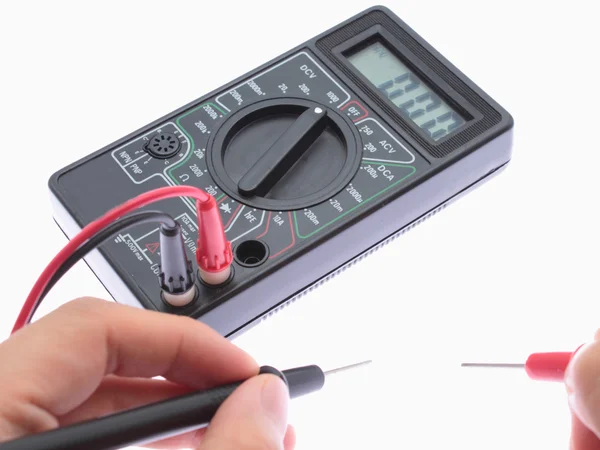 Use the multimeter to meterage a Battery. — Stock Photo, Image