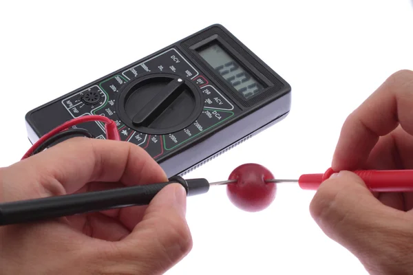 Utilice el multímetro para medir una batería . — Foto de Stock