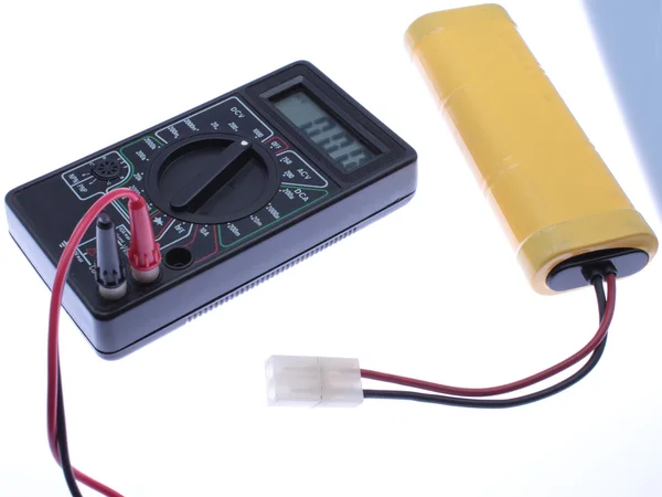 Använd multimeter till godstariffer ett batteri. — Stockfoto