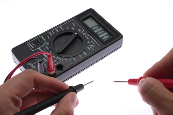 Use o multímetro para medir uma bateria . Imagem De Stock