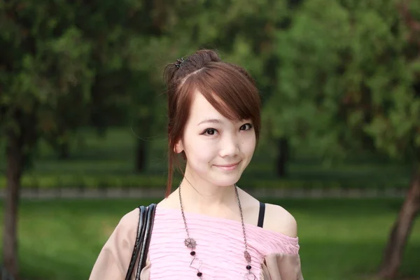 Una bella donna asiatica . — Foto Stock