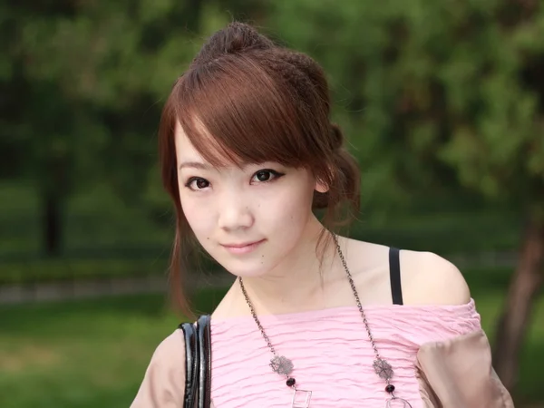 Una bella donna asiatica . — Foto Stock