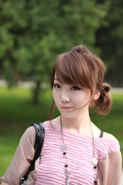 Eine schöne asiatische Frau — Stockfoto