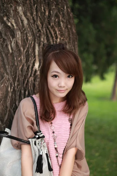 Una bella donna asiatica — Foto Stock