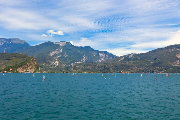 Uitzicht over het Gardameer in Italië — Stockfoto