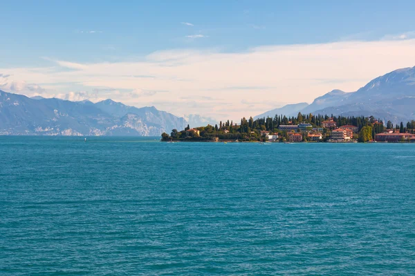 Вид на озеро Гарда в Италии — стоковое фото