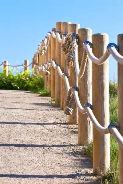 Cesta s dřevěného sloupku plotu — Stock fotografie