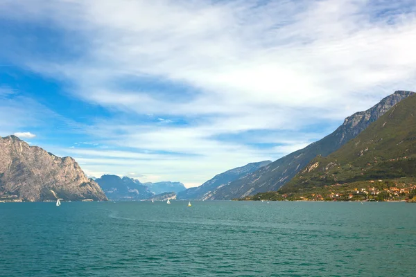 Garda Gölü İtalya üzerinden görüntülemek — Stok fotoğraf