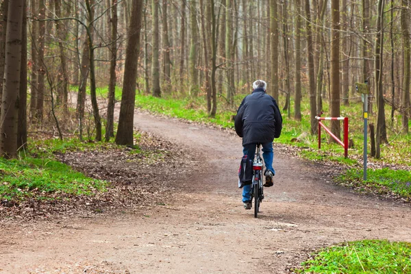 Stary człowiek, jazda na rowerze - ii — Zdjęcie stockowe