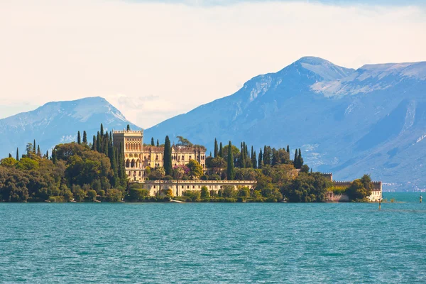Дворец на озере Гарда в Италии — стоковое фото