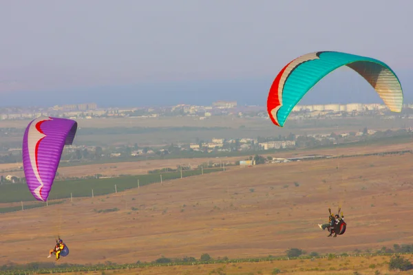 Paraglider vlucht — Stockfoto