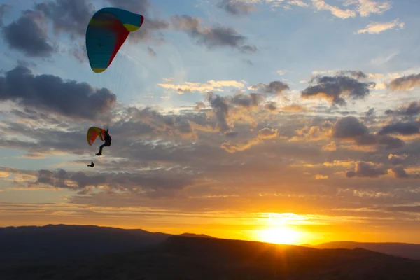 Paraglider flyg — Stockfoto