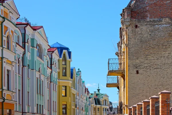 Pequenos edifícios coloridos em Kiev — Fotografia de Stock