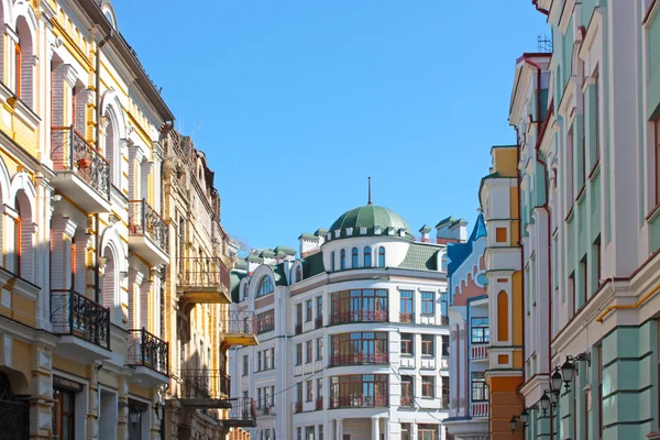 Pequeños edificios de colores en Kiev —  Fotos de Stock