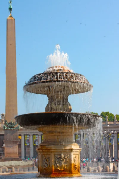 Une fontaine devant la cathédrale Saint-Pierre — Photo