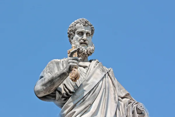 St Peter statue in St. Peter Square — Stock Photo, Image