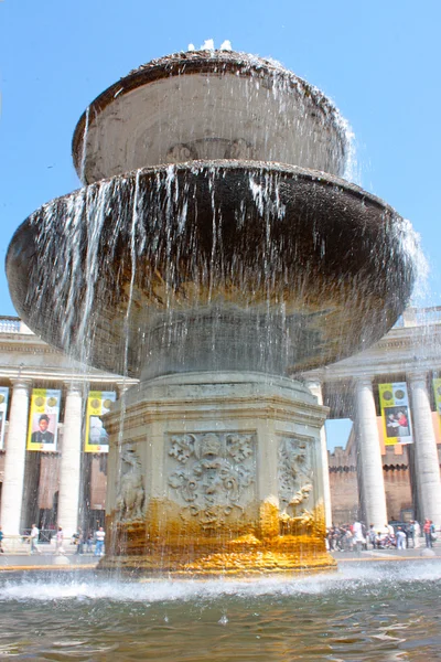 Een fontein voor St. Peter's Cathedral — Stockfoto
