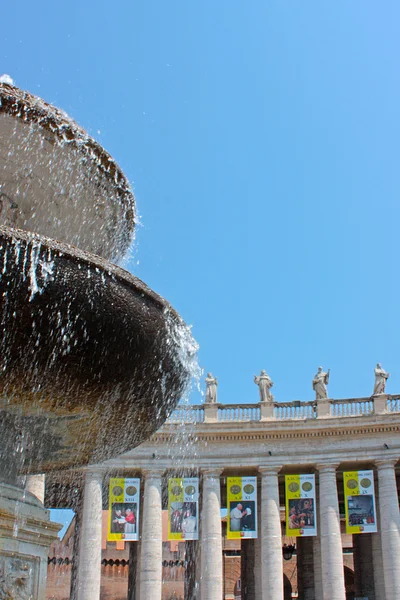 Une fontaine devant la cathédrale Saint-Pierre — Photo