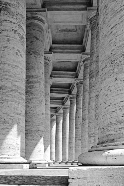 Colonnade en Piazza San Pietro —  Fotos de Stock