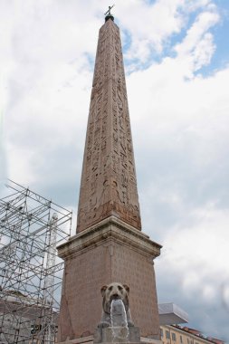 piazza del popolo üzerinde çeşme