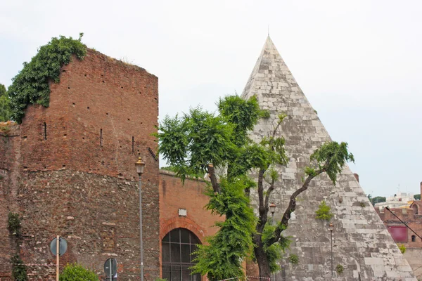 Стіни в кінці Віа Венето — стокове фото