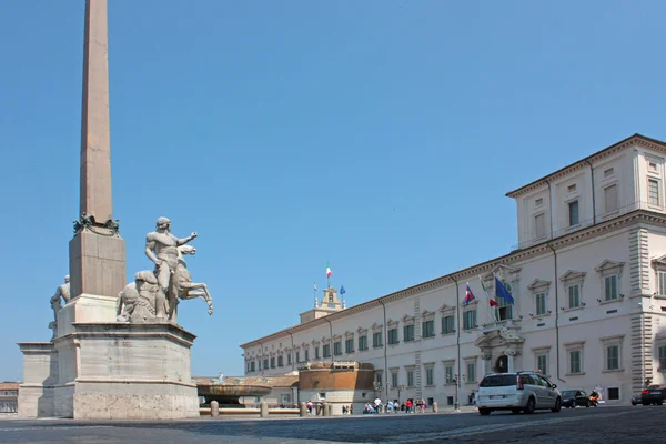 Обелиск на площади Квиринале — стоковое фото